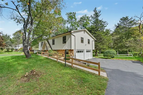 26 Tamarack Hill DR, Poughkeepsie, NY 12603