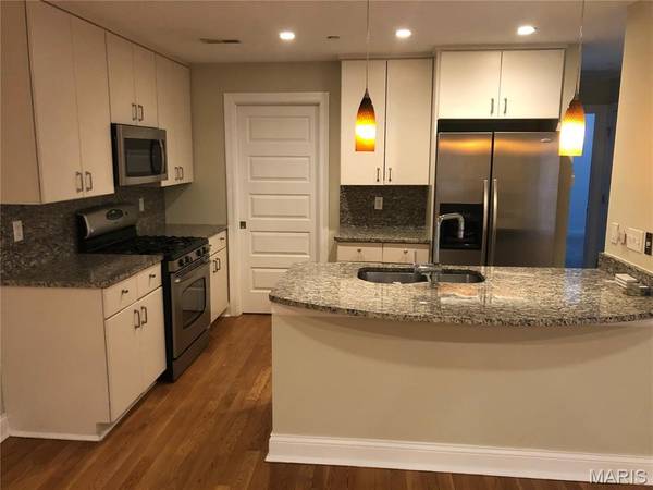 910 N McKnight RD #3A, University City, MO 63132