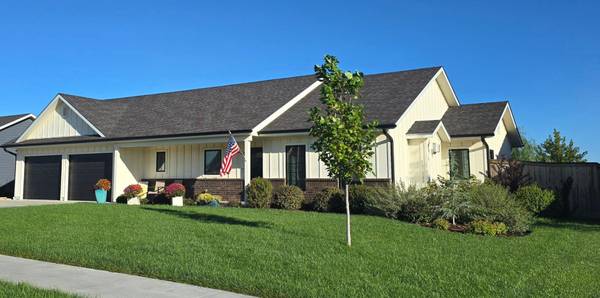 220 Redbud St, Moundridge, KS 67107