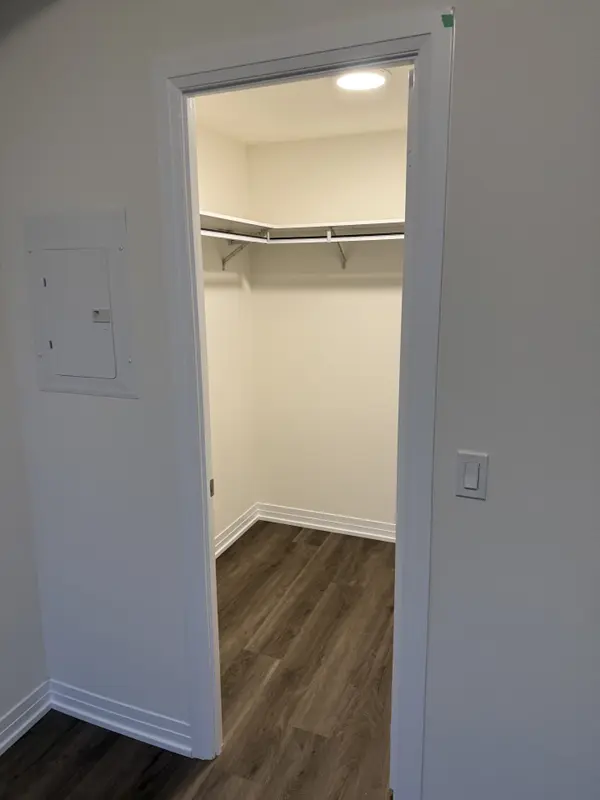 15 Watergarden DR #2208, Mississauga, ON L5R 0H4