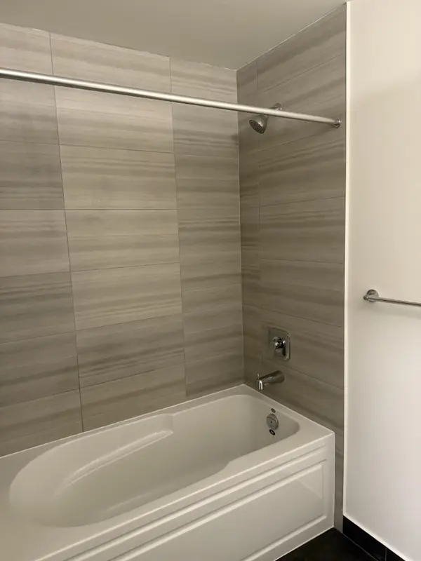 15 Watergarden DR #2208, Mississauga, ON L5R 0H4