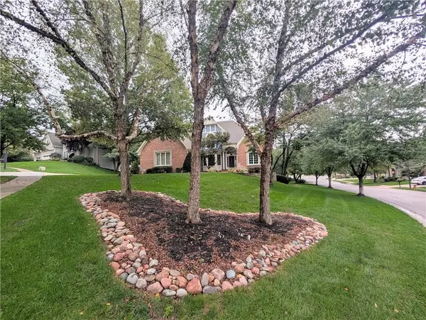 8436 Pflumm CIR, Lenexa, KS 66215