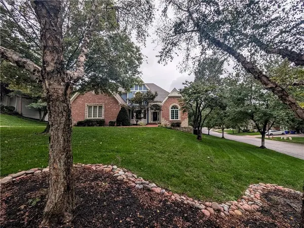 8436 Pflumm CIR, Lenexa, KS 66215