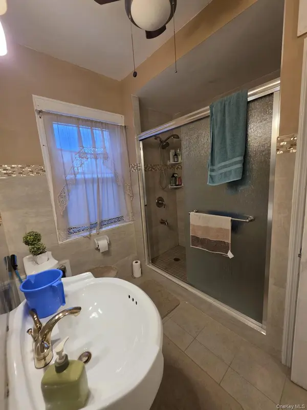11623 204th ST, Saint Albans, NY 11412