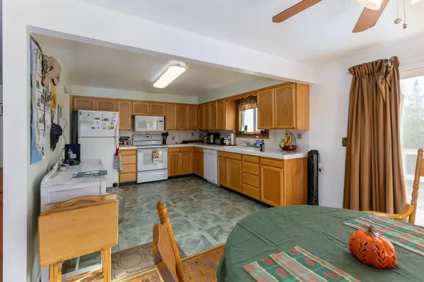 27111 N BEAR LAKE Rd, Chattaroy, WA 99003