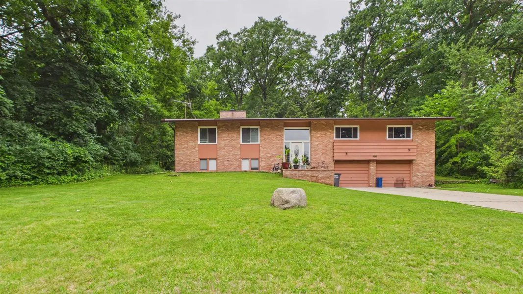 2450 BRENNER PL, Green Bay, WI 54301