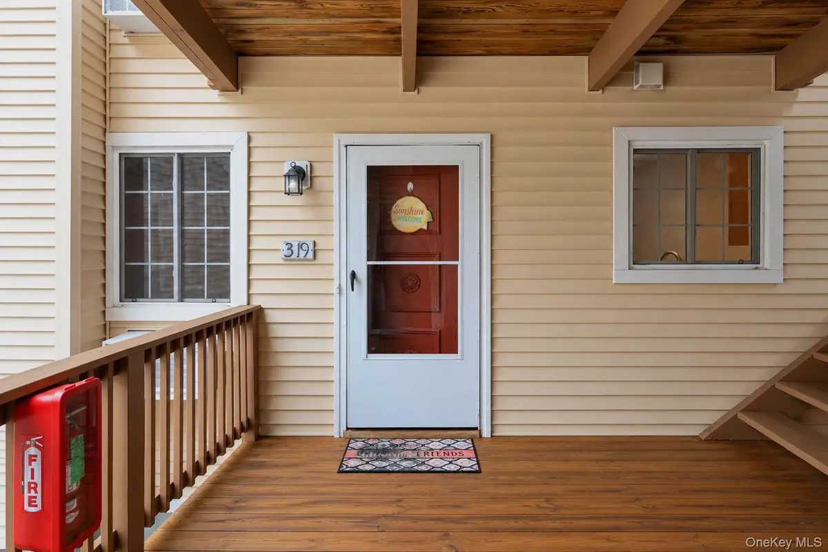 319 Fox Run LN, Carmel, NY 10512