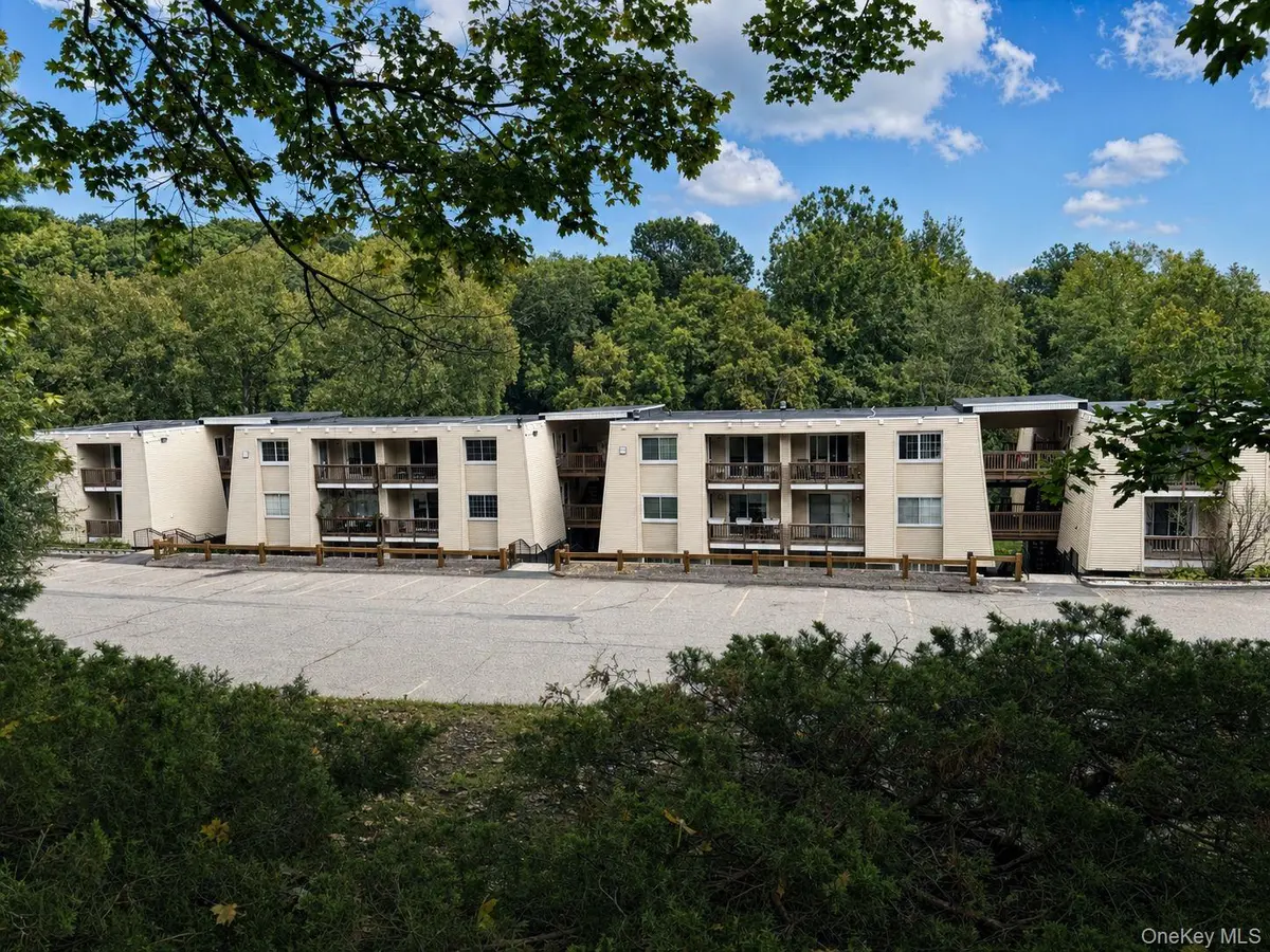 319 Fox Run LN, Carmel, NY 10512