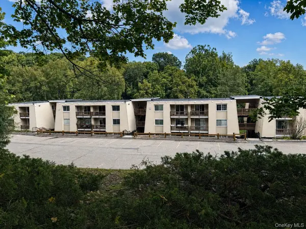 319 Fox Run LN, Carmel, NY 10512