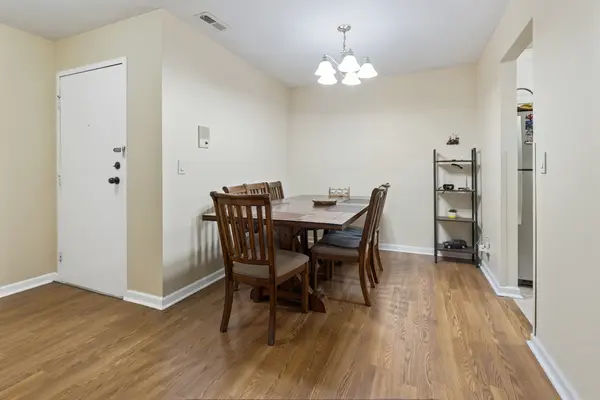 580 Cumberland TRL #B6, Roselle, IL 60172