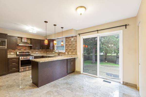 77 Montclair RD, Vernon Hills, IL 60061