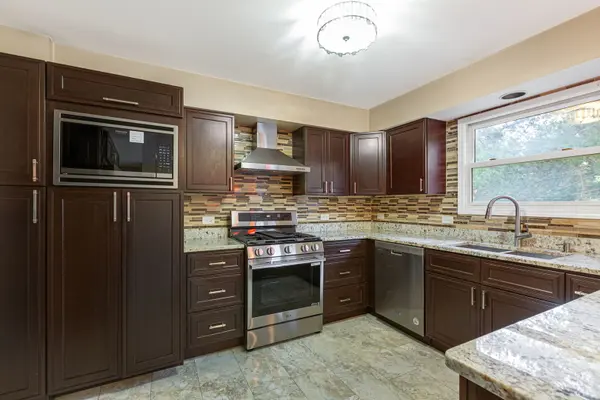 77 Montclair RD, Vernon Hills, IL 60061
