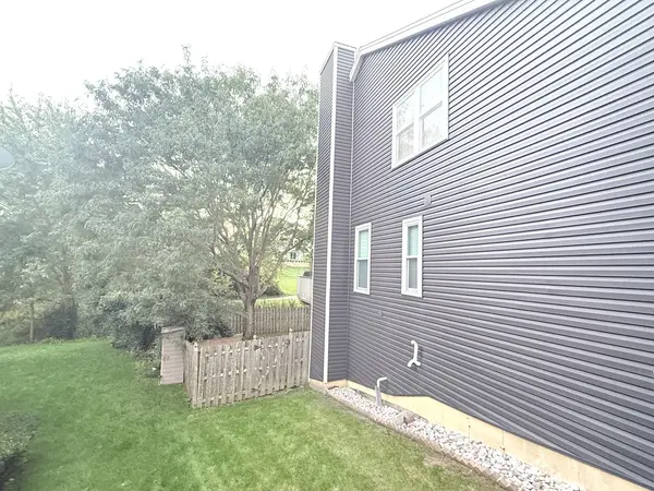 1949 Barnhill DR, Mundelein, IL 60060