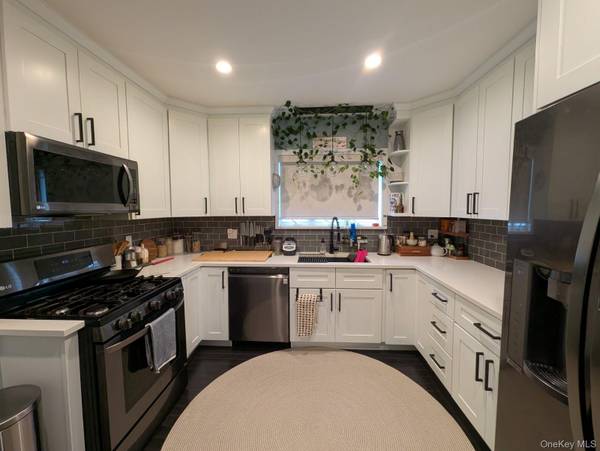 20 Sylvester PL, Lynbrook, NY 11563