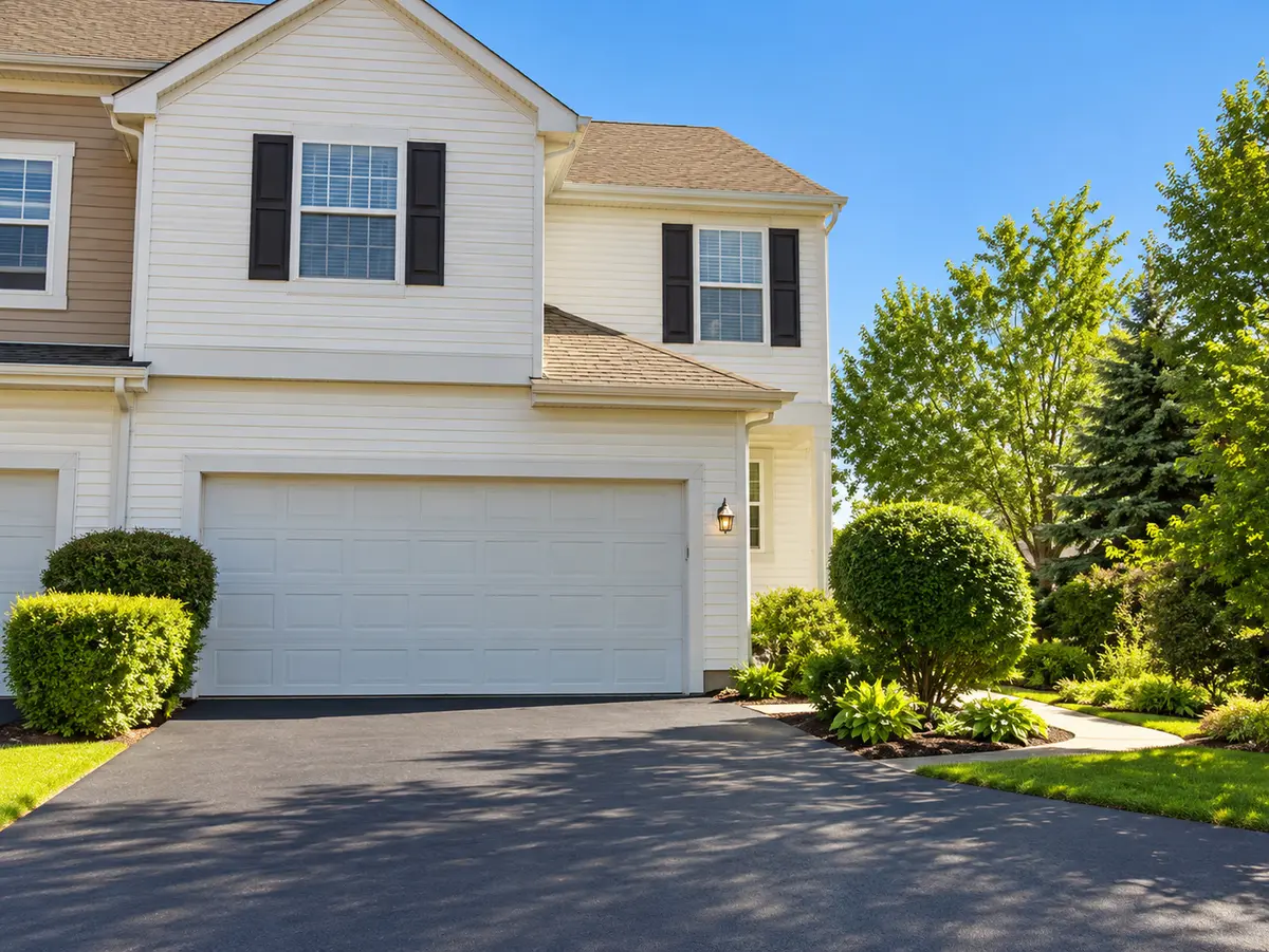 2084 Orchard LN, Carpentersville, IL 60110