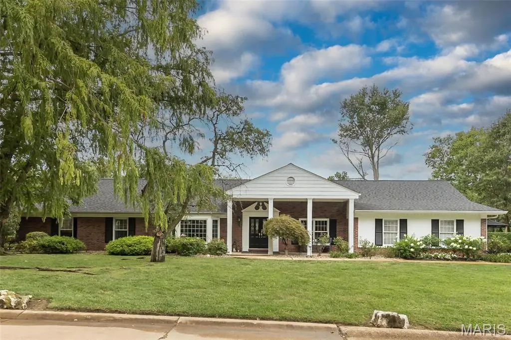 7466 Capilia DR, Grantwood Village, MO 63123