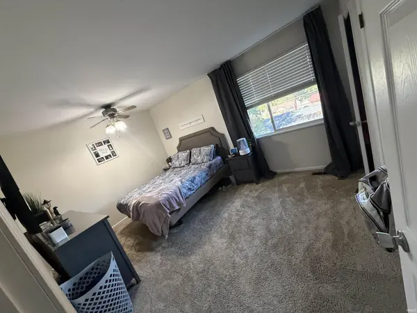 5900 Whitethorne DR, Evansville, IN 47710-4370