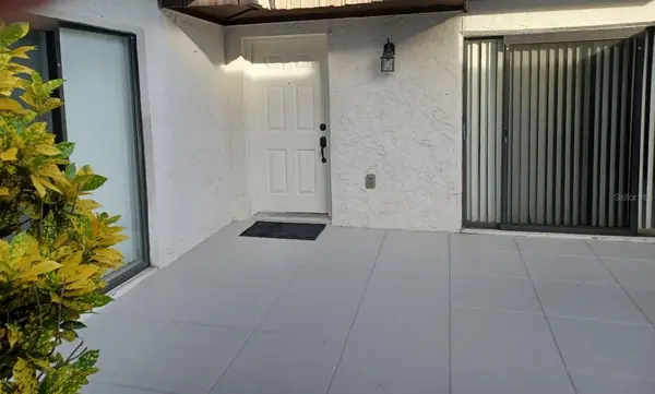 15301 W POND WOODS DR #303, Tampa, FL 33618