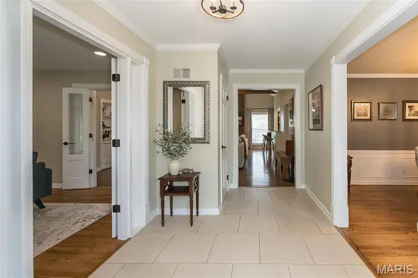 7466 Capilia DR, Grantwood Village, MO 63123