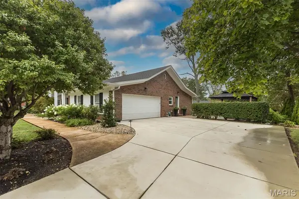 7466 Capilia DR, Grantwood Village, MO 63123