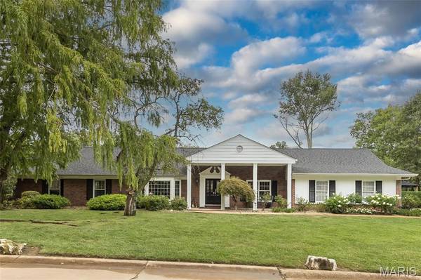 7466 Capilia DR, Grantwood Village, MO 63123