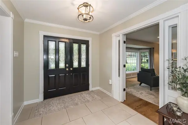 7466 Capilia DR, Grantwood Village, MO 63123
