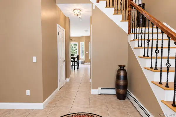 40 Sandra LN, Monroe, NY 10950
