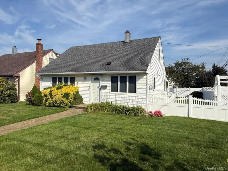 271 Forest AVE, Massapequa, NY 11758