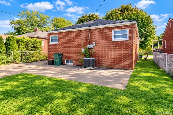 7660 Shenandoah AVE, Allen Park, MI 48101