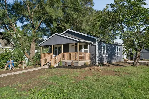 139 E 3rd ST, Tonganoxie, KS 66086