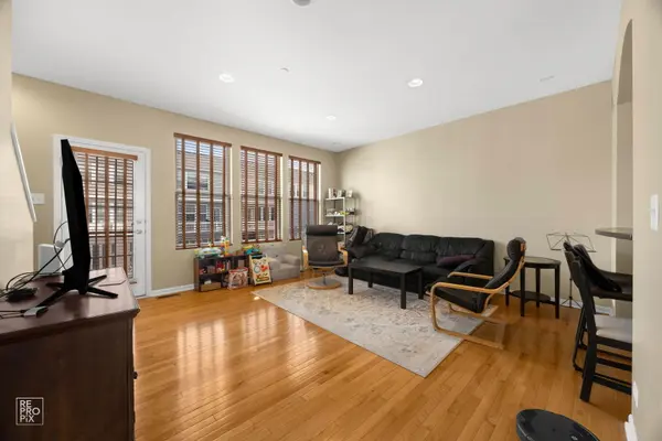 706 E Wing ST #706, Arlington Heights, IL 60004