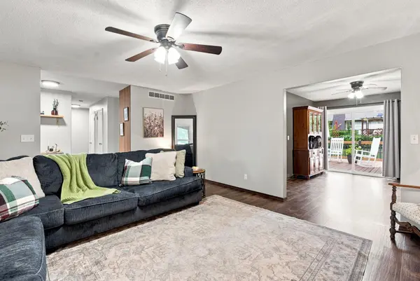 925 E Wedgewood Dr, Derby, KS 67037-1945