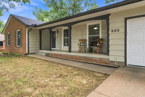 925 E Wedgewood Dr, Derby, KS 67037-1945