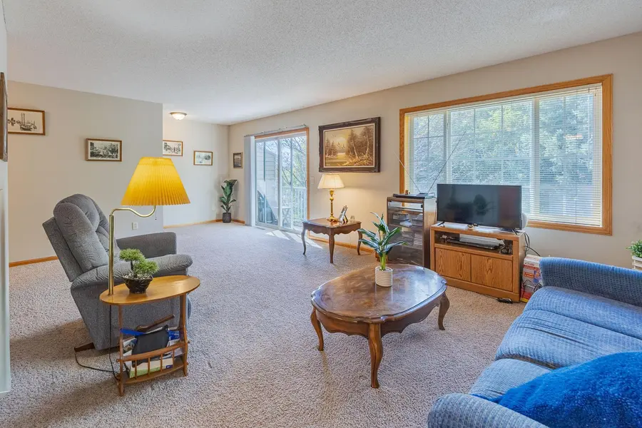 1555 County Road D E #B, Maplewood, MN 55109