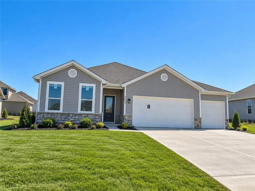 703 SW 6th TER, Oak Grove, MO 64075