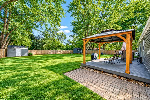 105 Raynor RD, Ridge, NY 11961