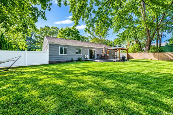 105 Raynor RD, Ridge, NY 11961