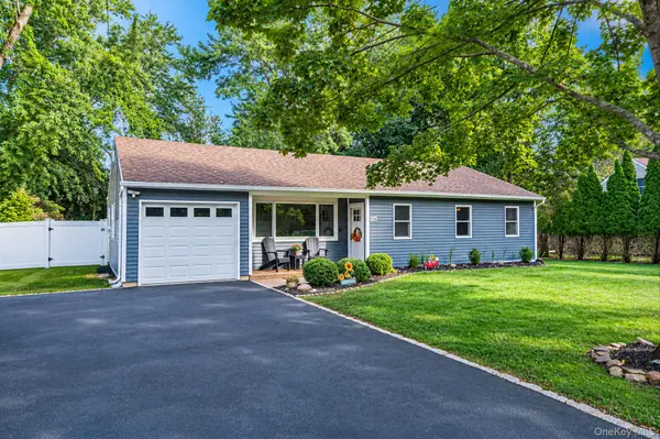 105 Raynor RD, Ridge, NY 11961