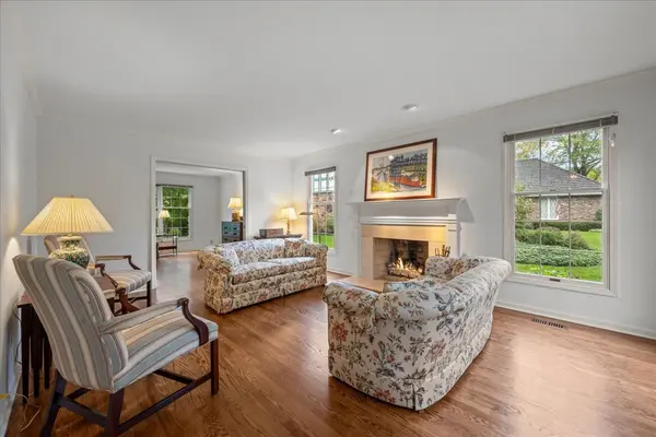 70 W Sandpiper LN, Lake Forest, IL 60045