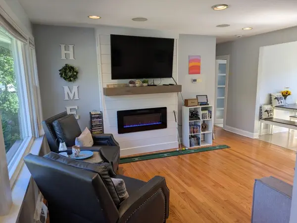 22W043 1st ST, Glen Ellyn, IL 60137