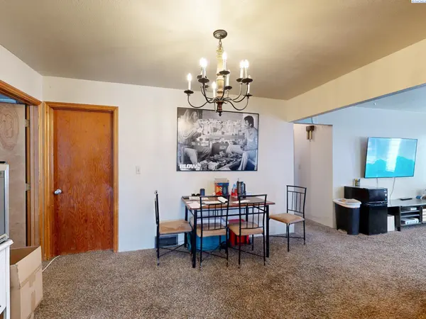 645,645 1/2 NE Maple St, Pullman, WA 99163-0000