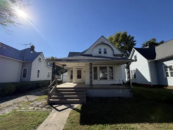 10 N Oak ST, Villa Grove, IL 61956