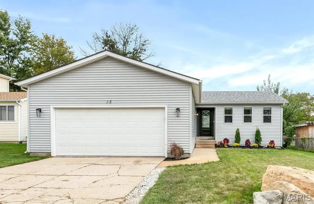 15 Laura Hill RD, St Peters, MO 63376