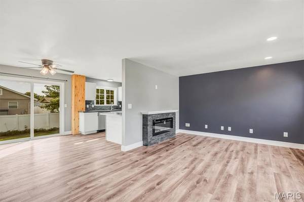 15 Laura Hill RD, St Peters, MO 63376
