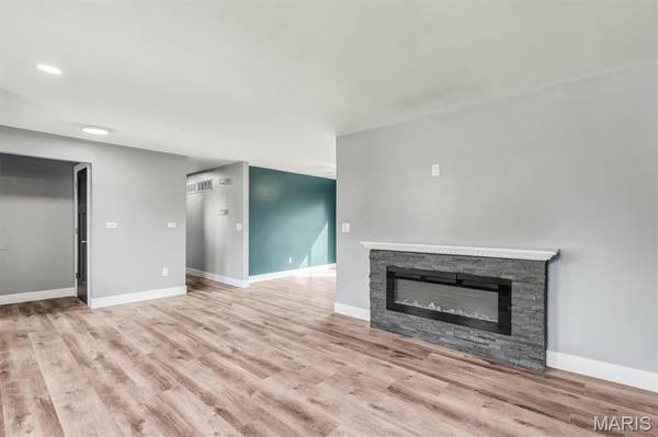 15 Laura Hill RD, St Peters, MO 63376