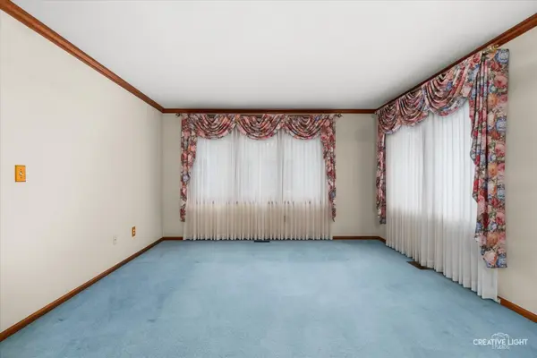 53 Silver TRL, North Aurora, IL 60542
