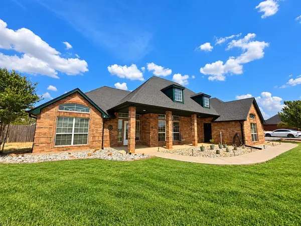 296 Prairie View DR, Elgin, OK 73538