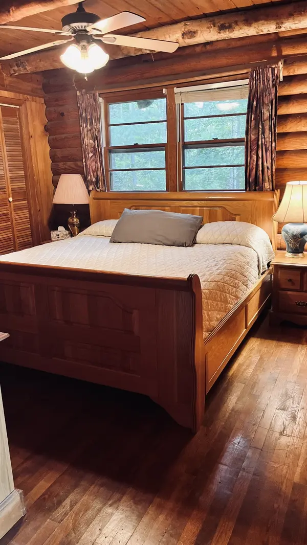 105 Thompson Ln, Byrdstown, TN 38549