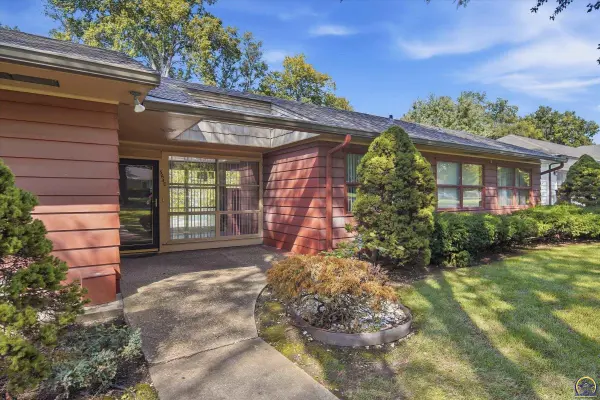 3640 SW Drury LN, Topeka, KS 66604
