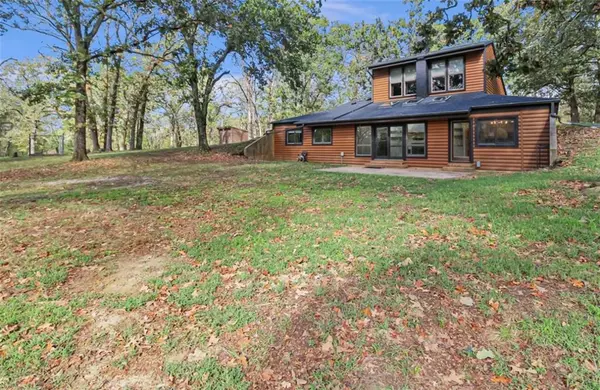 1104 Meadow RD, Cherryvale, KS 67335